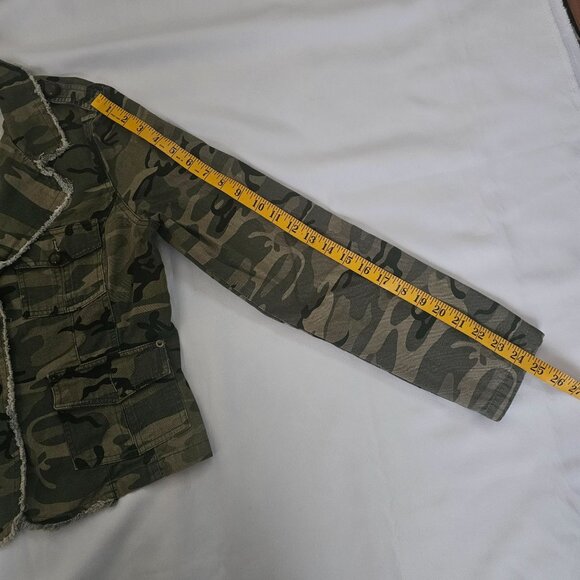 Bailey's Point Camo Print Frayed Trim Buttoned Pockets Jean Jacket Size L 11/13 - Picture 15 of 16